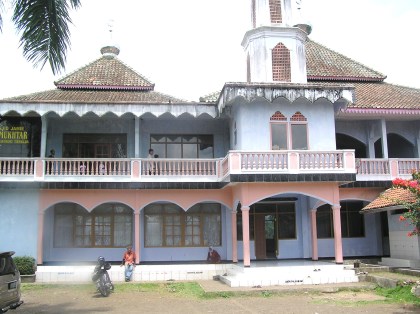 Masjid AL-MUKHTAR di komplek pesantren, Padakaria, Linggasirna, Singaparna.